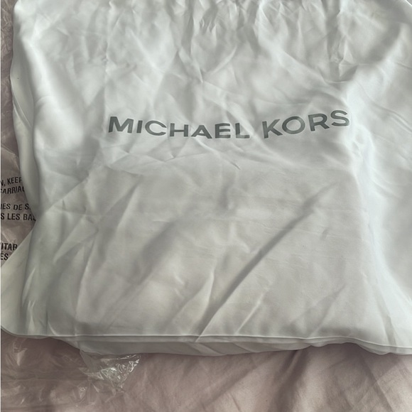 New Michael Kors small bag. I have even open the wrapping papers. - Picture 7 of 8